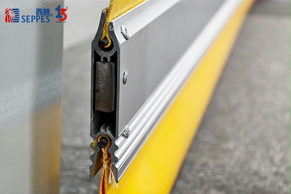 西朗快速門底部配重