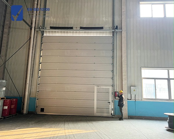 東方國際集裝箱廠房提升門